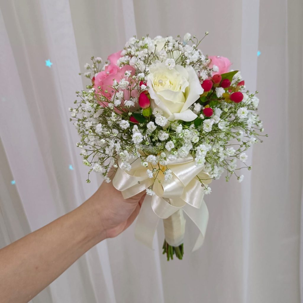 6 Pink And White Roses Bridal Bouquet Nieldelia Online Florist Kl Flower Delivery Kl 